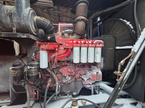 1000 KW Cummins, diesel generator set, 600 Volts, 3-phase, 1490 HP @ 1800 RPM, QST30-G5 engine - Image 3