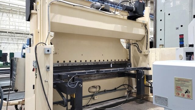 175 Ton, Cincinnati #175-MX10-Maxform, CNC Hydraulic Press Brake, 14' bed & ram, 150.5" between housing, 17" - Image 3
