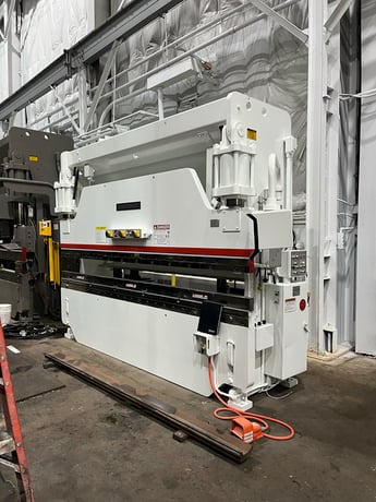 135 Ton, Cincinnati #135CB, 3-Axis CNC press brake, 12' overall, 126-3/4" between housing, 8" stroke, 7" - Image 1