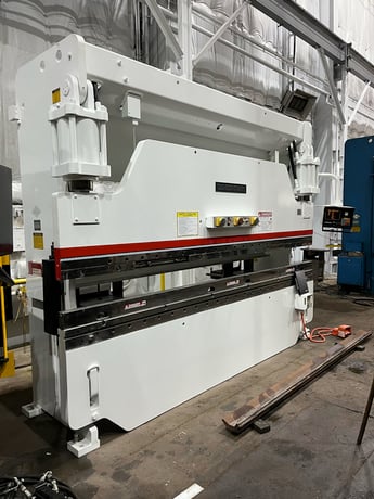 135 Ton, Cincinnati #135CB, 3-Axis CNC press brake, 12' overall, 126-3/4" between housing, 8" stroke, 7" - Image 2