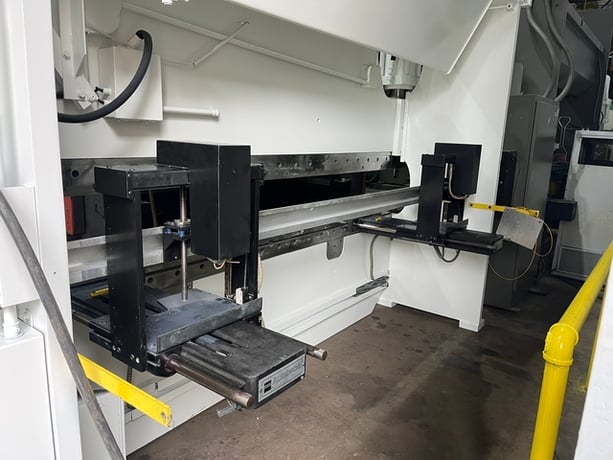 135 Ton, Cincinnati #135CB, 3-Axis CNC press brake, 12' overall, 126-3/4" between housing, 8" stroke, 7" - Image 3