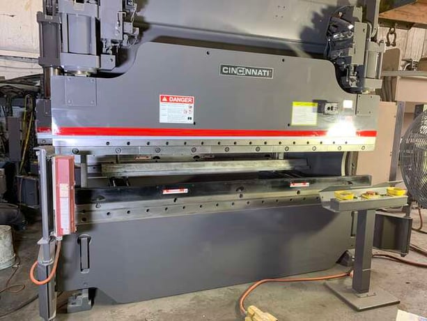 90 Ton, Cincinnati #90FMII, hydraulic press brake, 10' overall, 8' 6-3/4" between housing, 8" stroke, 25 HP - Image 1