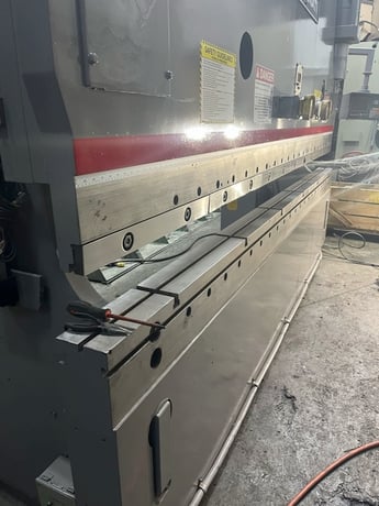 230 Ton, Cincinnati #230FM, hydraulic press brake, 12' overall, 126-3/4" between housing, 10" stroke, 35 HP - Image 2