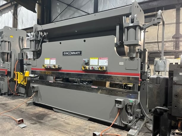 175 Ton, Cincinnati #175CB, press brake, 14' overall, 150-3/4" between housing, 10" stroke, 8" throat - Image 1