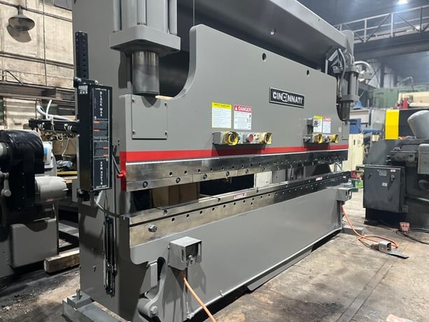 175 Ton, Cincinnati #175CB, press brake, 14' overall, 150-3/4" between housing, 10" stroke, 8" throat - Image 3