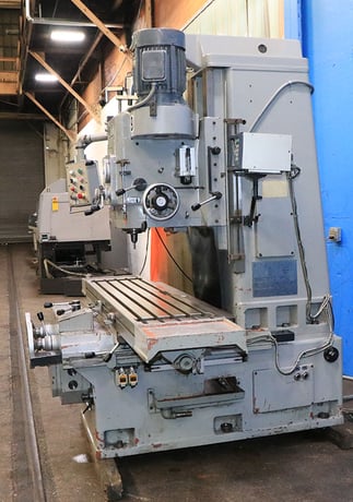 Sharp #KMA-1, vertical bed mill, 67" x15"tbl., 10 HP, gear head, 45-1500 RPM, #50 power draw bar, Sony 2-Axis - Image 3
