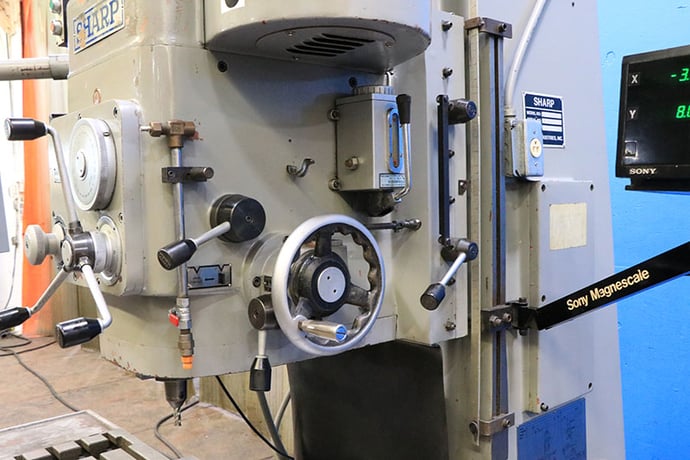 Sharp #KMA-1, vertical bed mill, 67" x15"tbl., 10 HP, gear head, 45-1500 RPM, #50 power draw bar, Sony 2-Axis - Image 5
