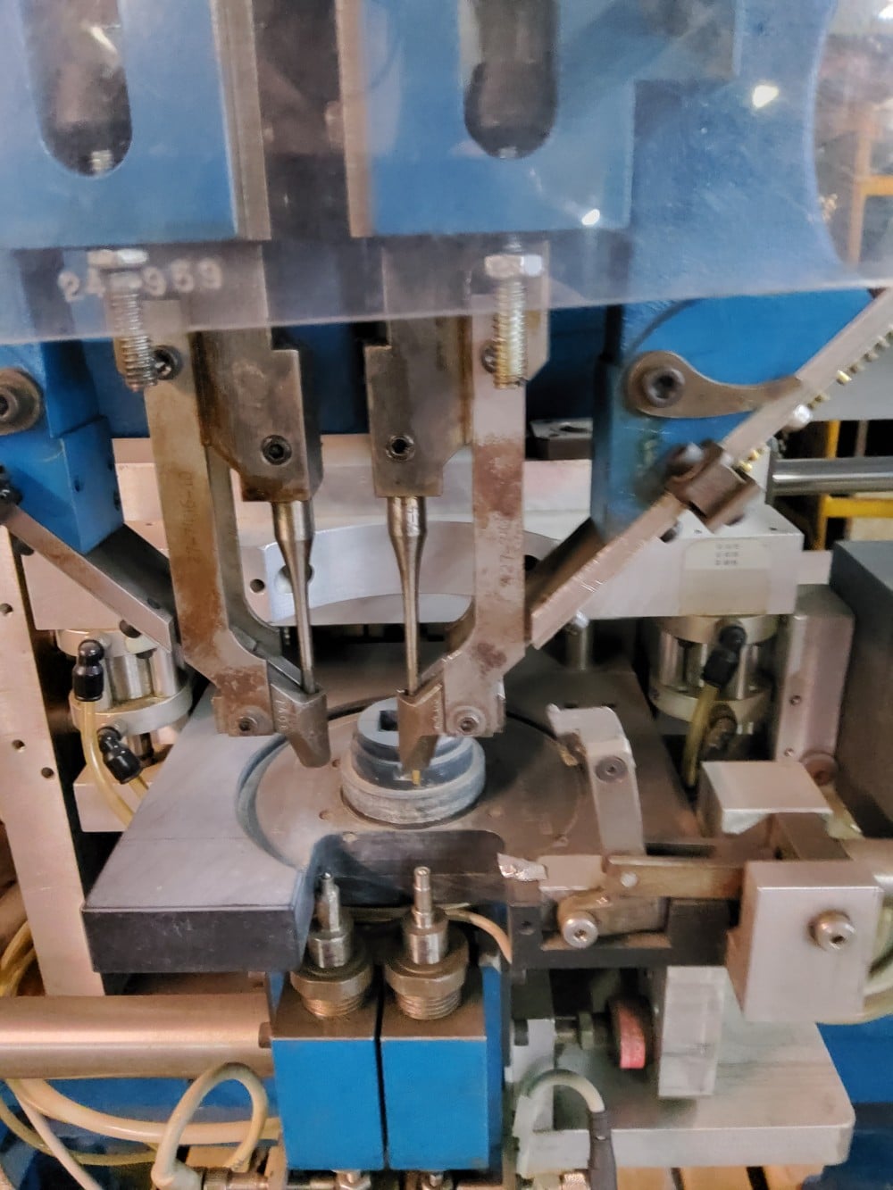Chicago #Z009A, double air machine, 1/8" rivets - Image 3