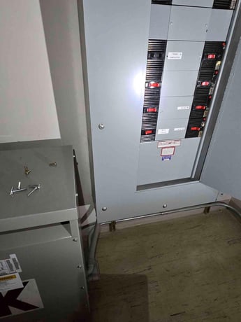 400 Amp. General Electric Panelboard, 480 Volts, 3PH, 8 breakers - Image 2
