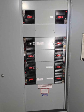 400 Amp. General Electric Panelboard, 480 Volts, 3PH, 8 breakers - Image 3