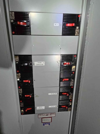 400 Amp. General Electric Panelboard, 480 Volts, 3PH, 8 breakers - Image 6