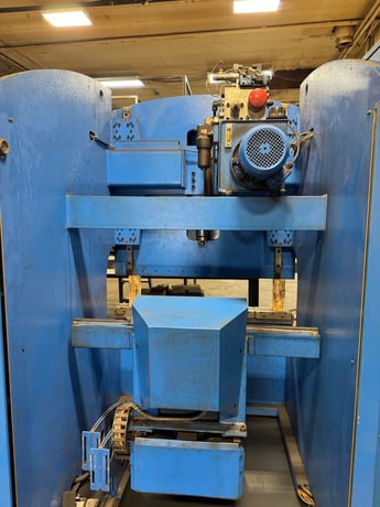 28 Ton, Adira Prima Power #P-0212, Hydraulic Press Brake, 4' overall, 4 HP, 8" stroke, 2012 - Image 4