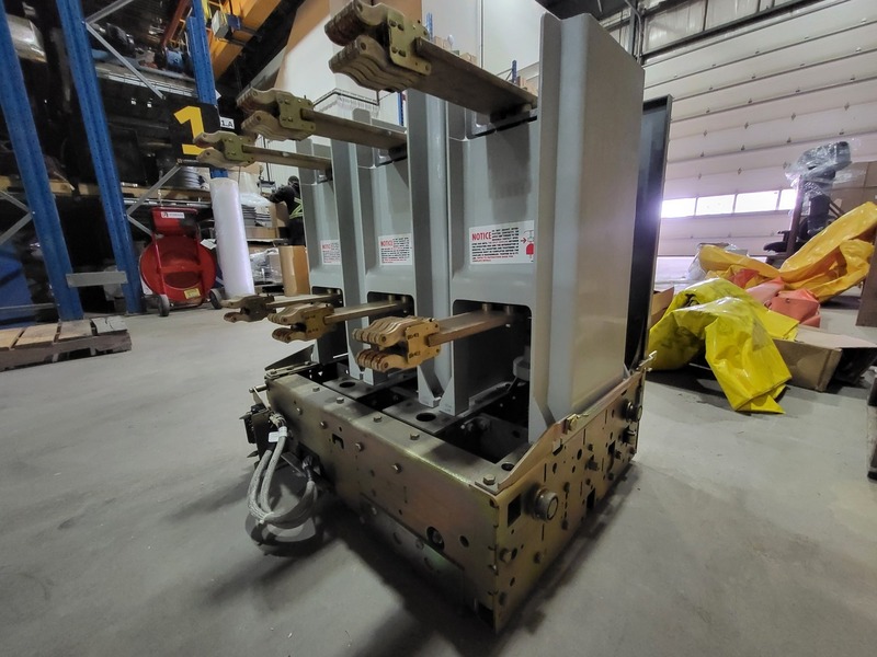 1200 Amps, General Electric, 120 volt draw-out power/vacuum, 3P, 2007 - Image 3