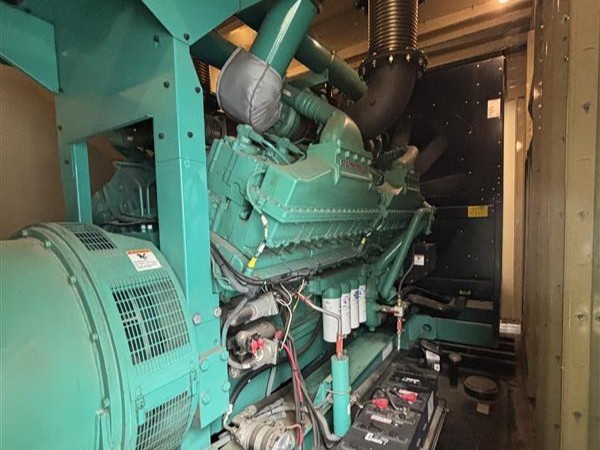 2000 KW Cummins #DQKAB, generator set, QSK60, Tier 2, 480 Volts, 158 hours, enclosure, base tank, 2007 - Image 4