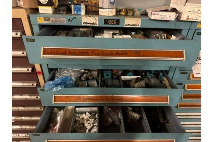 11 Drawer Vidmar, Tool Cabinet w/ Deviders - Image 2