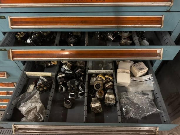 15 Drawer Vidmar, Tool Cabinet w/ Deviders - Image 3