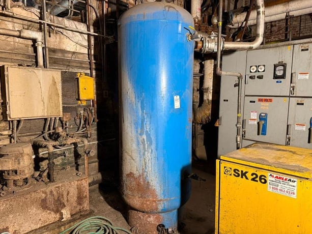 Vertical Air Receiving Tank, 400 gallon, 1993 - Image 1