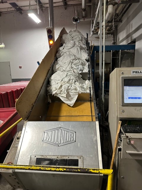 Milnor #CONWA306, Minor Loading/Weighing Conveyor, 6-Pockets, 110 lb. capacity, 480 V, 1998 - Image 2