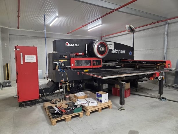 22 Ton, Amada #EM2510NT, CNC Turret Punch, 45 station, 50" x 100" trvls, 800 SPM, tooling, 2005 - Image 1