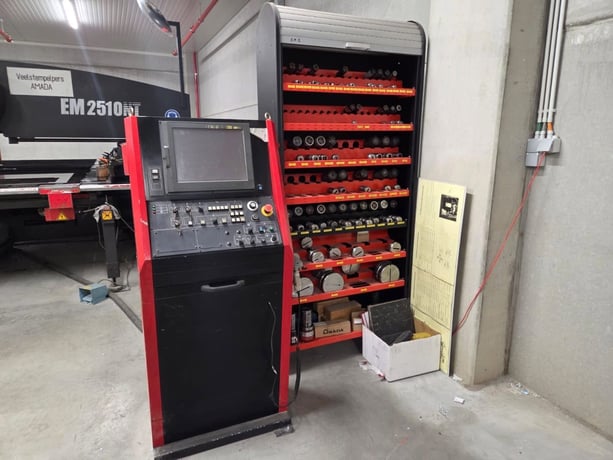 22 Ton, Amada #EM2510NT, CNC Turret Punch, 45 station, 50" x 100" trvls, 800 SPM, tooling, 2005 - Image 4
