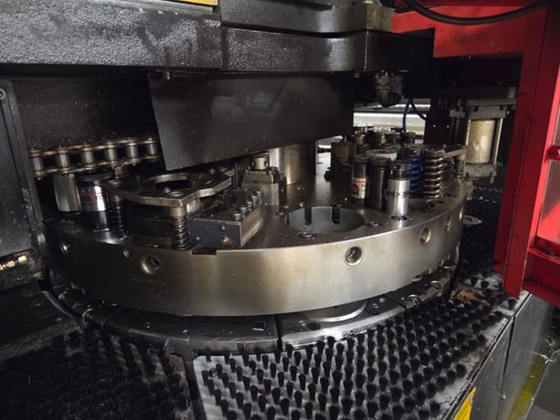 22 Ton, Amada #EM2510NT, CNC Turret Punch, 45 station, 50" x 100" trvls, 800 SPM, tooling, 2005 - Image 7