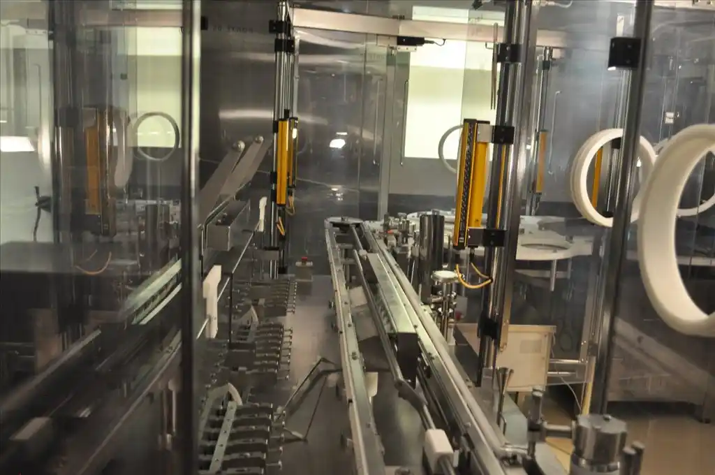 TL Systems #8920, filling machine, 35 viles/hr. liquid processing capacity, LYO 25 vials/hr., 1995 - Image 3