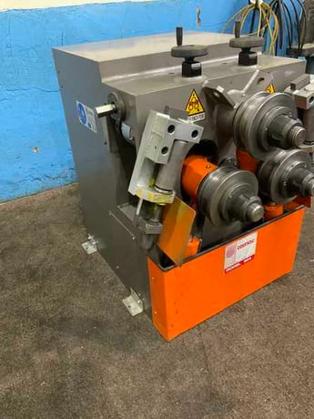 Comac #304HV, hydraulic angle rolls, leg-in/leg-out guides, 5 HP, 17 FPM, 2011 - Image 2