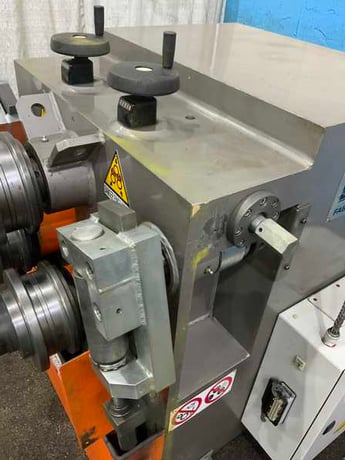 Comac #304HV, hydraulic angle rolls, leg-in/leg-out guides, 5 HP, 17 FPM, 2011 - Image 6