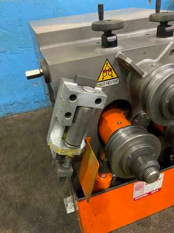 Comac #304HV, hydraulic angle rolls, leg-in/leg-out guides, 5 HP, 17 FPM, 2011 - Image 7