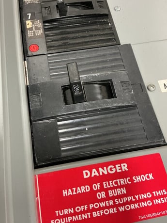225 Amp. General Electric, CCB panelboard, 480Y/277 Volts, 3 phase, 4 wire - Image 5