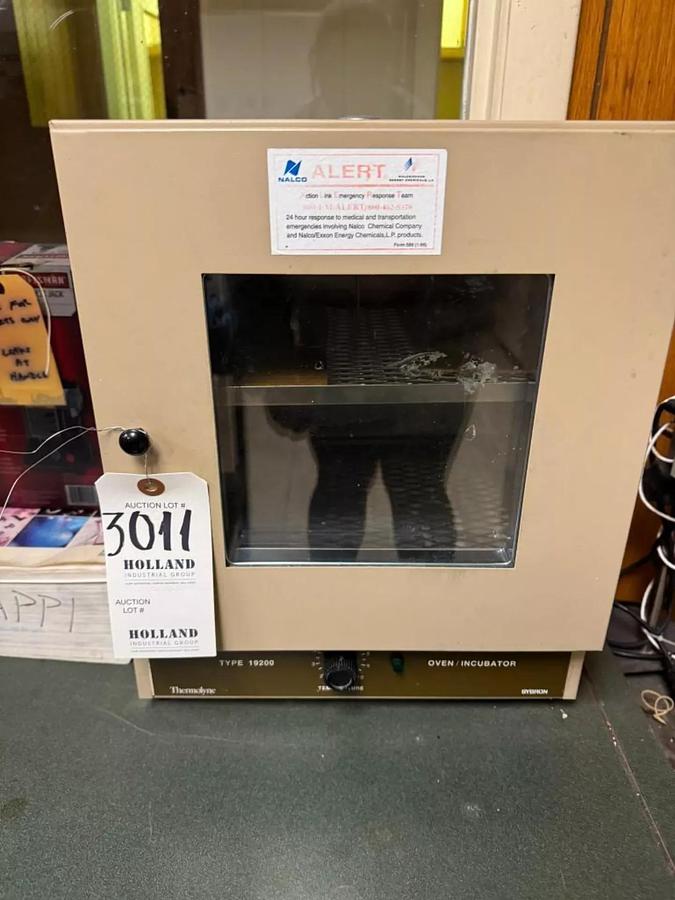 12.3" width x 12" H x 11.7" D Thermodyne #19200, Oven/Incubator, 2.5 cu.ft. capacity, 39 °F to 212°F temp. - Image 1
