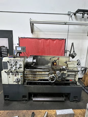 16.9"/25.5" x 40" Select #1640G, manual lathe, 13" 3-jaw chuck, 3.07" bore, Accu-Rite digital read out - Image 1