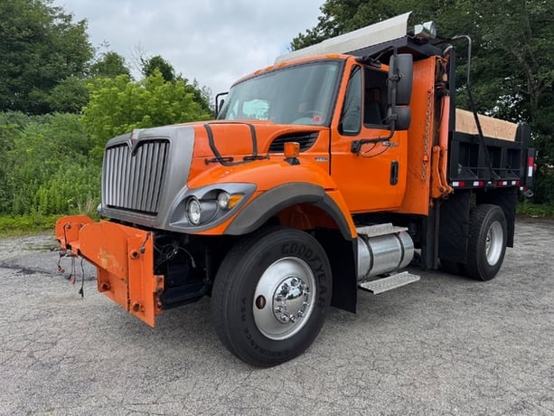 International #7400, diesel dump truck, heavy duty chassis, air brakes, plow included, Allison transmission - Image 1