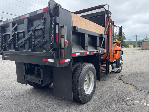 International #7400, diesel dump truck, heavy duty chassis, air brakes, plow included, Allison transmission - Image 8