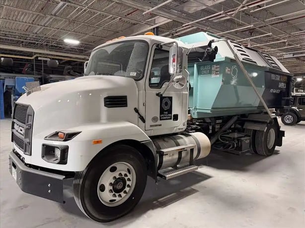 Mack #MD642, roll-off truck, Cummins 6.7L 250 HP engine, Allison 2500-6 6-speed automatic transmission - Image 1