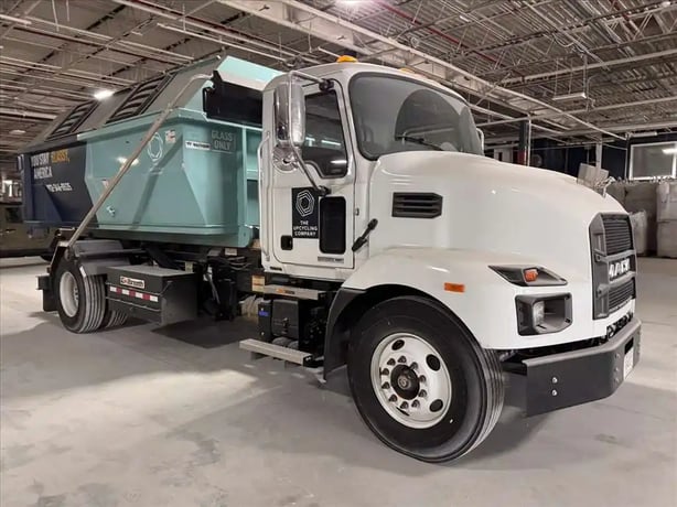 Mack #MD642, roll-off truck, Cummins 6.7L 250 HP engine, Allison 2500-6 6-speed automatic transmission - Image 3
