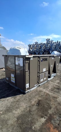 12.5 Ton, York #7J15N24R2B3ACA2A2 Sun Pro 3 Predator RTU package unit, 208/230 V., 3 phase, 60 Hz, gas heat - Image 1