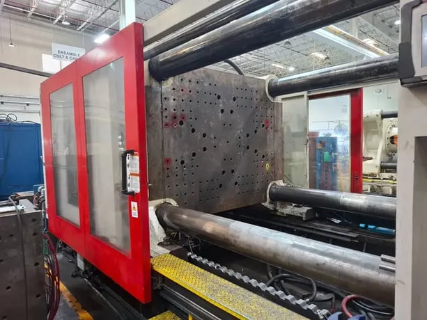 1125 Ton, 232 oz., Milacron #MG-1100-232, horizontal plastic injection molder, 61" x 47.2" tie bar spacing - Image 3