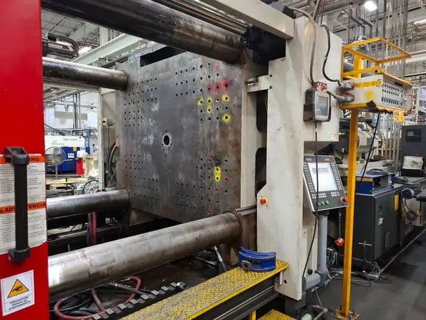 1125 Ton, 232 oz., Milacron #MG-1100-232, horizontal plastic injection molder, 61" x 47.2" tie bar spacing - Image 4