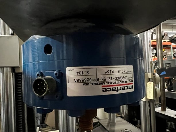 11 KIP (50kN) Instron #1331, Fatigue Load Frame, 44" test specimen max. length, 4" stroke hydrostatic bearing - Image 3