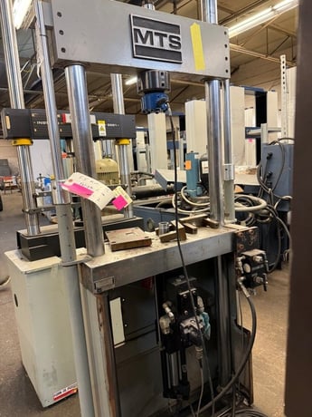 5.5 KIP (25kN), MTS #312.21, fatigue load frame, 2 columns, 21" btwn columns, 21" x 10" table, reconditioned - Image 2