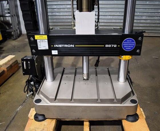 Instron #8872, 10kN fatique testing system, 2 columns, 18" btwn columns, hydraulic lits & controls - Image 2