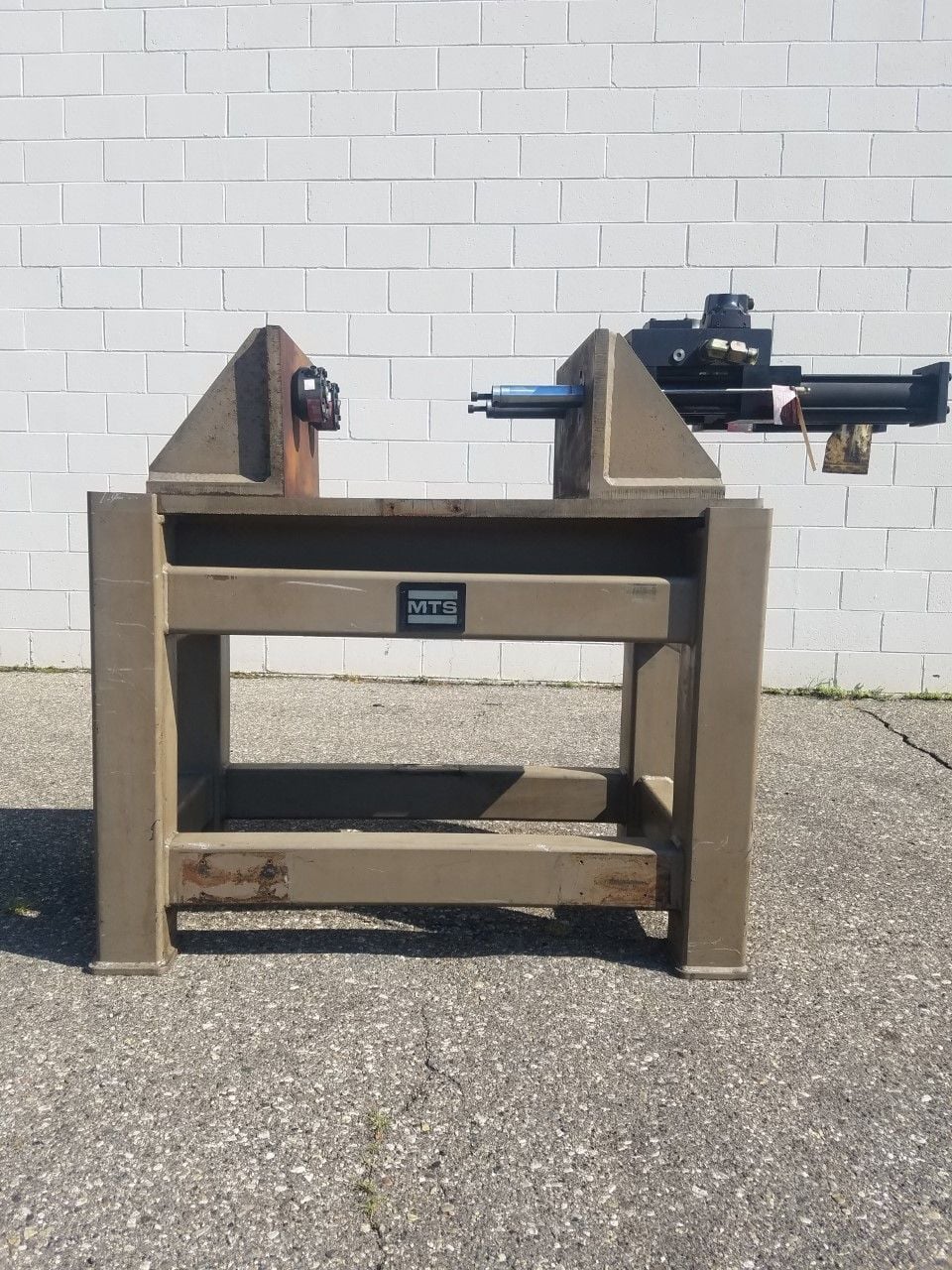 3.3 KIP (15kN), MTS, horizontal fatigue frame with dual 3.3 KIP actuators, 3000 psi, 20" btwn columns - Image 3