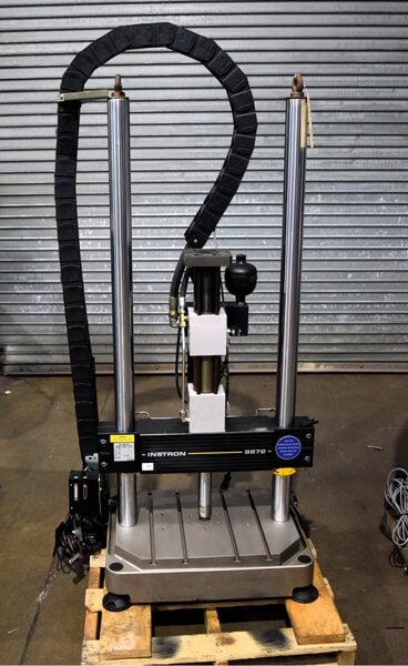 Instron #8872, servo hydraulic fatigue testing system, 10 kN @ 3000 psi, 2 columns, 18" btwn columns - Image 1