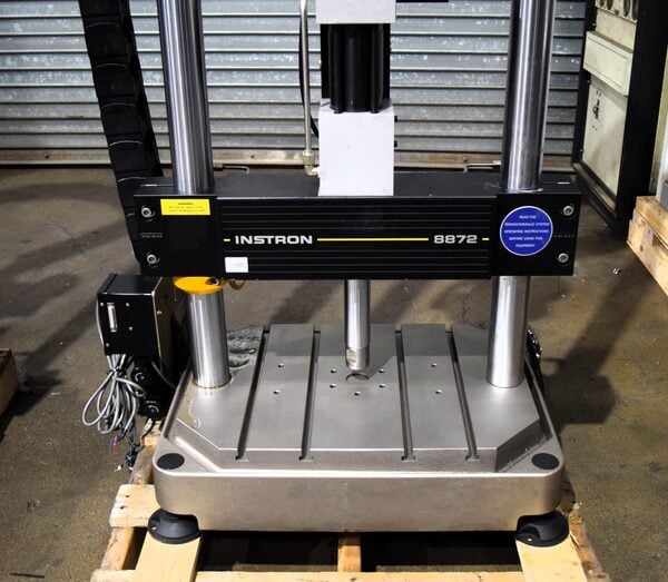Instron #8872, servo hydraulic fatigue testing system, 10 kN @ 3000 psi, 2 columns, 18" btwn columns - Image 2