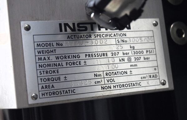 Instron #8872, servo hydraulic fatigue testing system, 10 kN @ 3000 psi, 2 columns, 18" btwn columns - Image 3