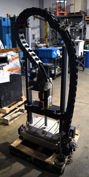 Instron #8872, servo hydraulic fatigue testing system, 10 kN @ 3000 psi, 2 columns, 18" btwn columns - Image 4