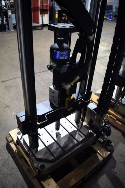 Instron #8872, servo hydraulic fatigue testing system, 10 kN @ 3000 psi, 2 columns, 18" btwn columns - Image 5