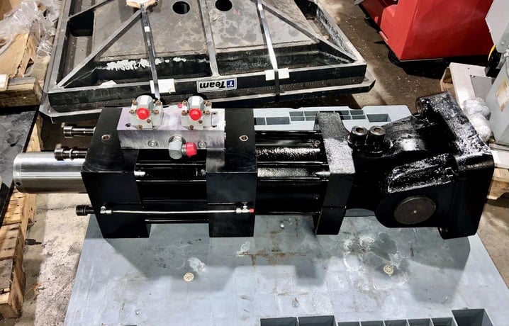 MTS #204.81, hydraulic actuator, 110 KIP (500kN), 6" dynamic/6" static stroke, swivel base, reconditioned - Image 2