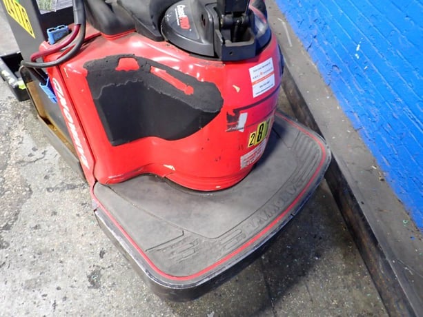 8000 lb. The Raymond Corporation #8410, Riding Electric Pallet Jack, 10" x 95" Fork length, 24 V, Battery - Image 6